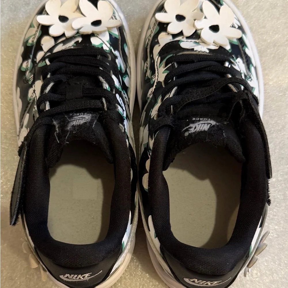 Nike  FORCE I LOW EASY ON Kids Flower Power Sneakers in Black, White size 1Y